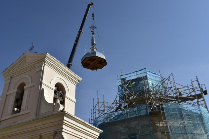 Instalación de la cúpula de la ermita de Jesús de Almazán.-VALENTÍN GUISANDE