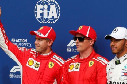 Vettel, Raikkonen, que ha lohrado la pole y Hamilton saludan a los espectadores de Monza.-REUTERS / STEFANO RELLANDINI