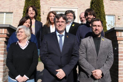 Foto de familia de los miembros del Consell de la República, con Puigdemont en el centro y Meritxell Budó detrás de él.-ACN