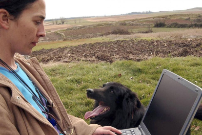 Una mujer intenta acceder a internet en la zona rural de la provincia de Soria.-ICAL