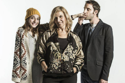 María Valverde y Dani Rovira se ponen bajo la batuta de Maria Ripoll (centro) en la comedia 'Ahora o nunca'.-Foto: ZETA CINEMA