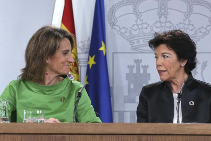 La ministra de Transición Ecológica, Teresa Ribera, junto a la Portavoz Isabel Celáa en la rueda de prensa posterior al Consejo de Ministros.-DAVID CASTRO