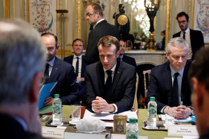 Macron reunido con parte de su Gobierno y representantes de la banca hoy en el Elíseo.-REUTERS / THIBAULT CAMUS