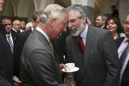 Momento en que el príncipe Carlos de Inglaterra y el exlíder del IRA Gerry Adams se dan la mano.-Foto:   POOL / REUTERS