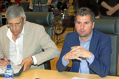 El socialista Luis Tudanca, a la derecha, en la comisión de investigación el día que compareció el presidente de la Juanta, Juan Vicente Herrera-J. M. LOSTAU