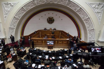 El hemiciclo de la Asamblea Nacional de Venezuela en la sesión que rechazó  el decreto de emergencia económica propuesto por el presidente Nicolás Maduro.-EFE / MIGUEL GUTIERREZ