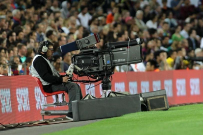Cámara de televisión durante la retransmisión de un partido de fútbol.-