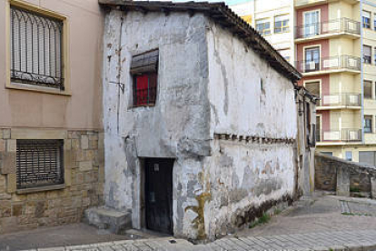 La casa sita en la calle Travesía Cinco Villas que fue declarada en ruina por el Ayuntamiento. / ÁLVARO MARTÍNEZ-