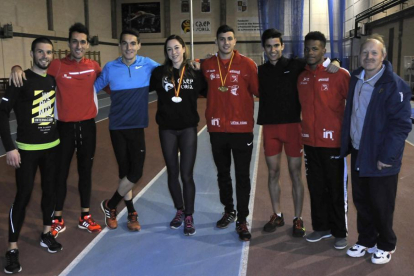 Algunos atletas y medallistas presentes en el Nacional junto al técnico Enrique Pascual Oliva.-VALENTÍN GUISANDE