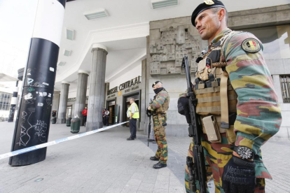 Soldados belgas vigilan la estación central de Bruselas tras ser evacuada por un aviso  por un paqueta sospechoso, en 19 de junio.-EFE / JULIEN WARNAND
