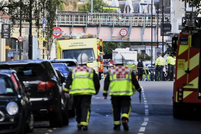 Miembros de los servicios de emergencia acordonan la zona de la estación de metro Parsons Green en Londres (Reino Unido) tras una explosión este 15 de septiembre-EFE