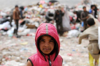 Un niño busca comida o cualquier cosa que se pueda vender en un vertedero en la capital yemení Saná, que se encuentra en una situación de extrema pobreza-MOHAMMED HAMOUD (GETTY IMAGES)