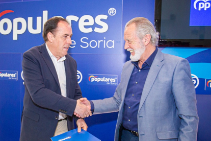 Benito Serrano y José Antonio de Miguel en la firma de la integración de la PPSO en PP. MARIO TEJEDOR
