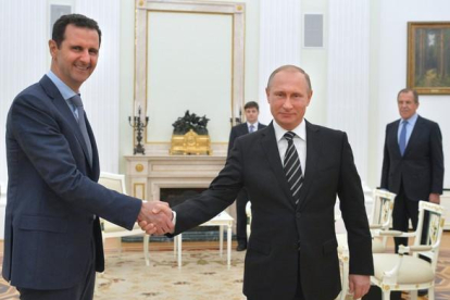 El preisdente ruso, Vladimir Putin, saludo a su homólogo sirio, Bashar Al Asad, este martes en Moscú.-AFP / ALEXEY DRUZHININ