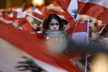 Una niña, en la manifestación de este domingo en Beirut.-EPA / WAEL HAMZEH