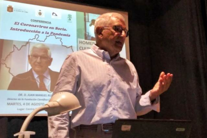 El doctor Ruiz Liso durante la presentación del estudio en El Burgo de Osma, Soria.