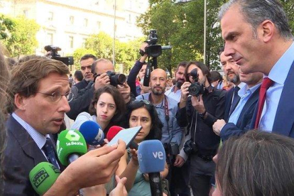 El alcalde de Madrid José Luis Martínez-Almeida (i) y el portavoz de Vox en el Consistorio Javier Ortega Smith (d).-EUROPA PRESS