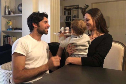 Cayetano Rivera posa junto a su mujer, Eva González y su hijo, el pequeño Cayetano.-INSTAGRAM