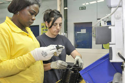 Mujeres trabajando en una fábrica./ V. G. -
