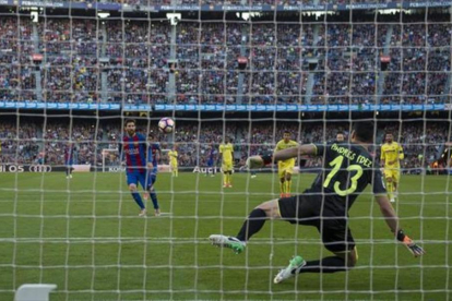 Messi lanza un penalti 'a lo panenka'-JORDI CORTINA