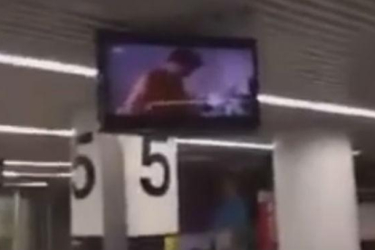 Un pasajero grabó el momento en que el monitor emitía una película porno.-YOUTUBE