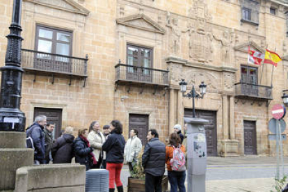 Grupo de turistas junto al palacio de los Cóndes de Gómara. / ÁLVARO MARTÍÍNEZ-