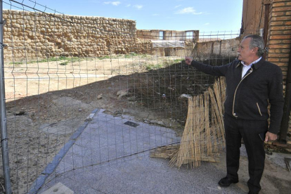 El alcalde de Almazán señala la zona de las murallas en las que se llevarán a cabo los trabajos.-V.G.