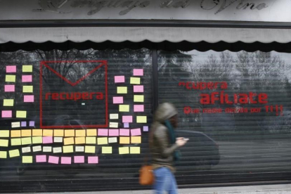 La fachada de la sede de los críticos del PSOE, con las siglas del partido ya borradas.-EFE / MARISCAL