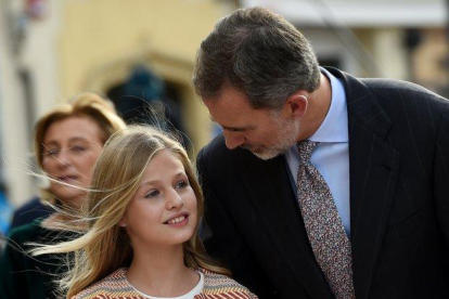 El Rey habla con su hija Leonor, el pasado día 17, en Oviedo.-AFP / MIGUEL RIOPA