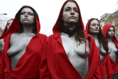 Mujeres vestidas como Marianne --símbolo de la República-- se manifiestan contra el incremento del coste de la visa.-EL PERIÓDICO