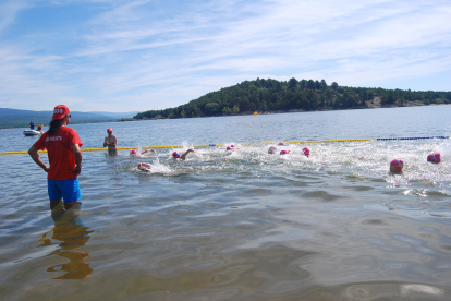 Imagen de la I Travesía a nado celebrada en 2019. Camping Urbión