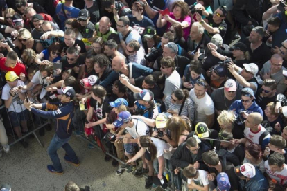 Marc Márquez se hace un selfi con decenas de seguidores en Sachsenring.-MIRCO LAZZARI