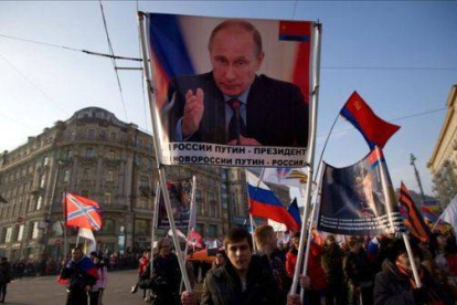 Partidarios de Putin celebrando ayer el día de la Unidad en Moscú.-Foto: VAN SEKRETAREV / AP