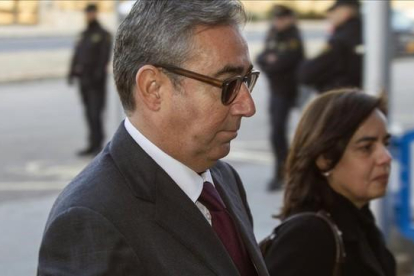 El exsocio de Iñaki Urdangarin, Diego Torres, llega con su mujer, Ana María Tejeiro, al juicio del 'caso Nóos' el pasado 17 de febrero.-EFE / CATI CLADERA