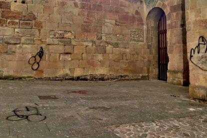 Penes pintados en las ruinas de la iglesia románica de San Nicolás de Soria. HDS