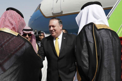 El secretario de Estado de EEUU, Mike Pompeo, recibido por las autoridades saudís a su llegada a Riad.-LEAH MILS (AFP)