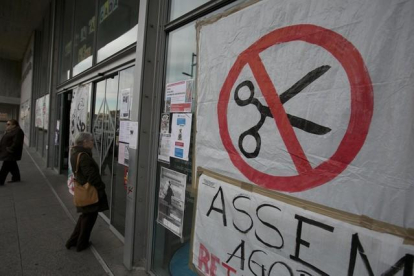 Un cartel en protesta por los recortes en la sanidad pública, en el Hospital de Sant Pau.-FERRAN NADEU