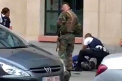 El agresor de dos soldados en Bruselas, abatido en el suelo-AFP