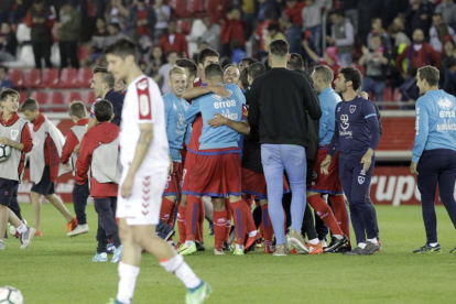 Los jugadores del Numancia se abrazan en el centro del campo una vez conseguido el play off de ascenso.-Luis Ángel Tejedor