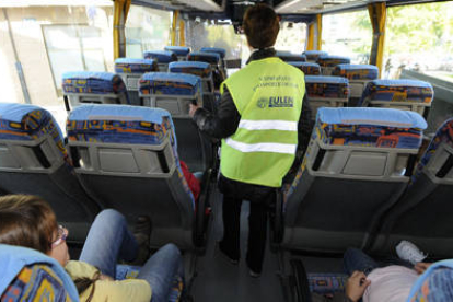 Interior de un autobús escolar realizando una de sus rutas por Soria. / VALENTÍN GUISANDE-