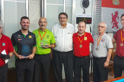 Camarero (3º izq.) y Cortés (5º izq.) flanquean al presidente de la RFEB, Antonio Ortiz, tras lograr bronce y oro en el último campeonato de España. HDS