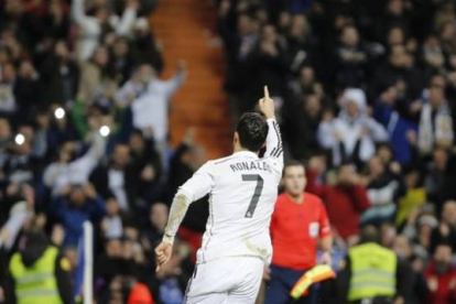Cristiano celebra su primer gol al Celta dirigiéndose al público del Bernabéu.-Foto: AGUSTÍN CATALÁN