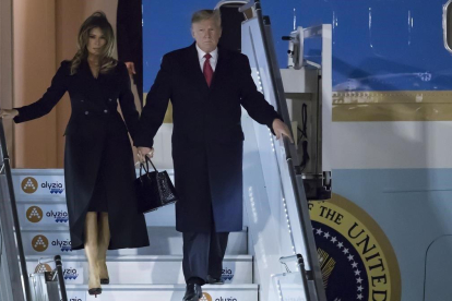 Trump y Melania llegan a Orly-EFE/ IAN LANGSDON