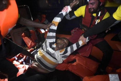Rescate de refuguados frente a las costas libias este 12 de octubre-ARIS MESSINIS