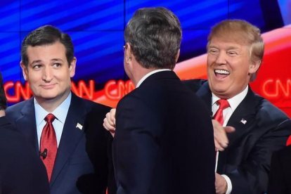 Jeb Bush (de espaldas) bromea con Ted Cruz (izquierda) y Donald Trump, al final del debate.-AFP / ROBYN BECK