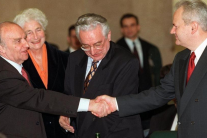 De izquierda a derecha: Alija Izetbegovic, Franjo Tudjman y Slobodan Milosevic, en una cumbre en Roma, el 17 de febrero de 1996.-AP / JEROME DELAY