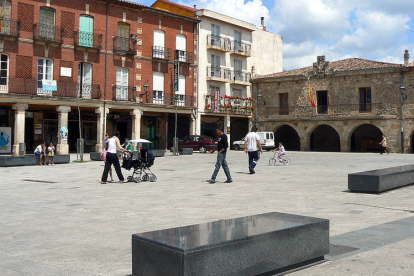 Plaza de Salas de los Infantes con el Ayuntamiento, donde se ubica el centro, al fondo. / CARMELO GARCÍA-