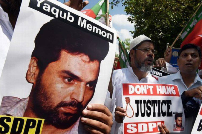 Unos manifestantes llevan una foto de Yakub Memon en una manifestación en la que piden que se suspenda su pena de muerte.-Foto: AFP / MONEY SHARMA