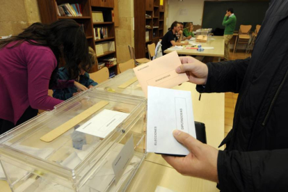 Un ciudadano se dispone a votar, en un imagen de archivo.-VALENTÍN GUISANDE