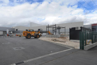 Una máquina trabaja en el acceso de la nueva planta de Campofrío en Burgos-Israel L. Murillo